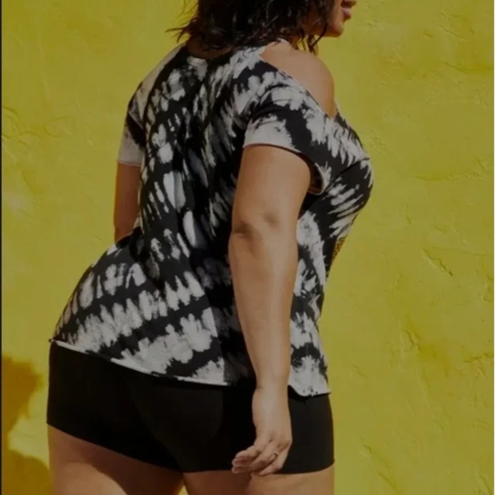 Torrid Cold-Shoulder Raw-Edge Tee in Cheetah Black Tie-Dye Size 1 Woman's XL - Picture 2 of 8